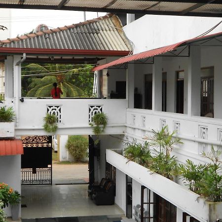 Shanith Guesthouse Negombo Bagian luar foto