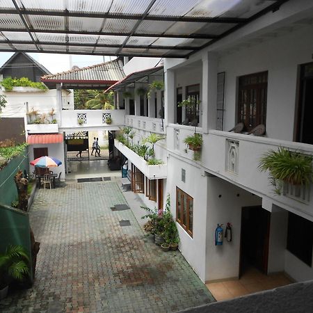 Shanith Guesthouse Negombo Bagian luar foto