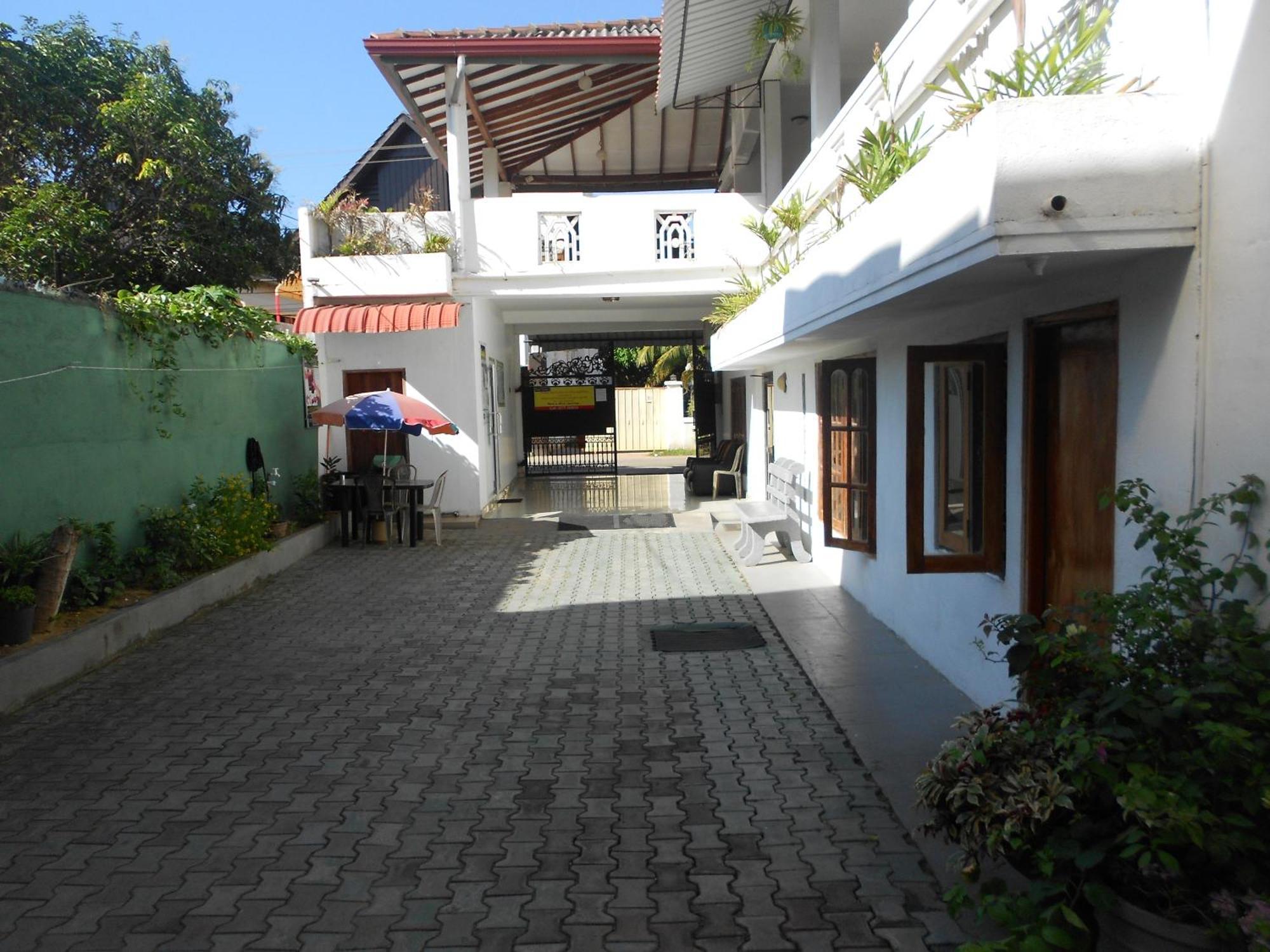 Shanith Guesthouse Negombo Bagian luar foto
