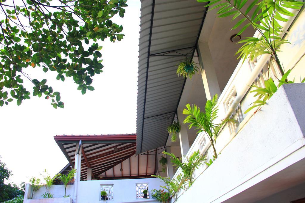 Shanith Guesthouse Negombo Bagian luar foto