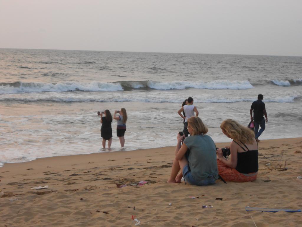 Shanith Guesthouse Negombo Bagian luar foto