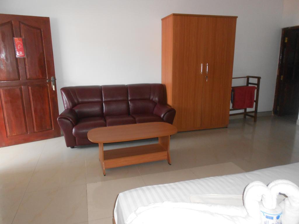 Shanith Guesthouse Negombo Bagian luar foto