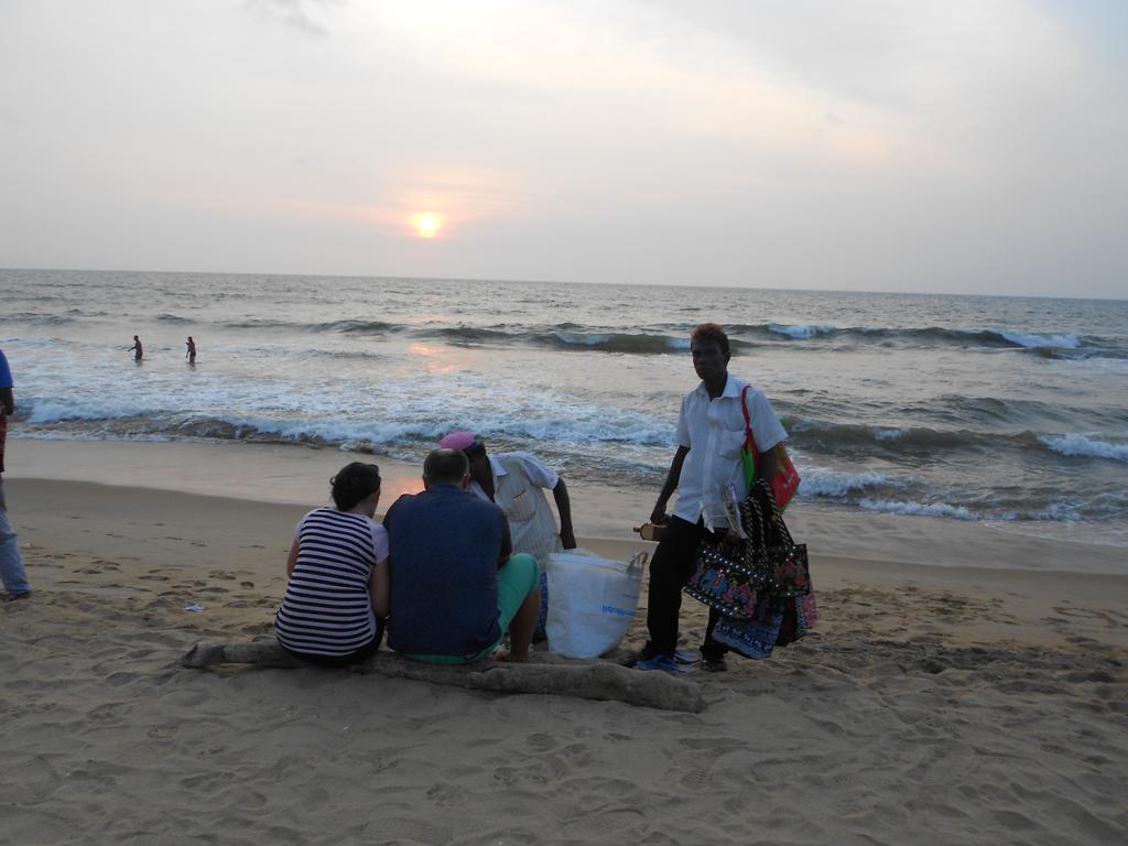 Shanith Guesthouse Negombo Bagian luar foto