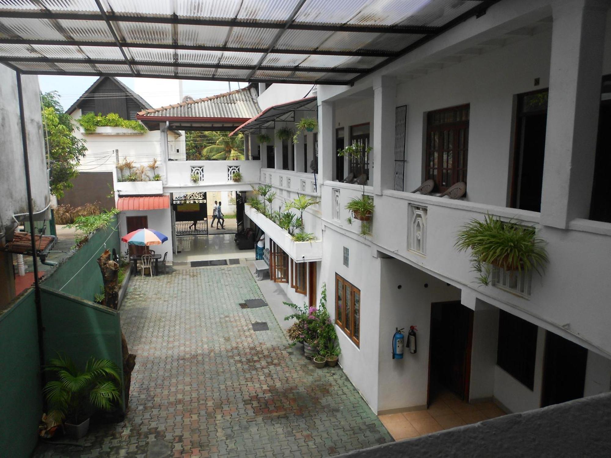 Shanith Guesthouse Negombo Bagian luar foto