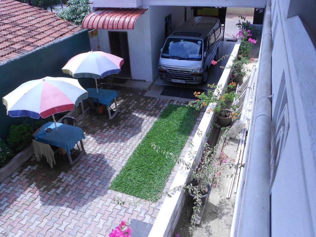 Shanith Guesthouse Negombo Bagian luar foto